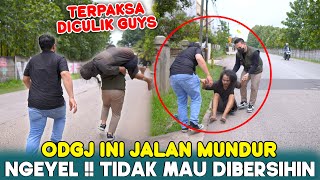 Download lagu Stubborn People with Mental Disorders (ODGJ) 😨 Willing to Walk Backwards Because They Don't Want ... mp3