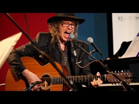 Waterboys Mike Scott and Steve Wickham perform Fisherman's Blues