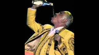 VICENTE FERNANDEZ CON UNAS COPAS