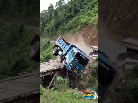 Truk Hino Jatuh Ke Jurang | Mighty Wheelies #trukoleng #dumptruck #truck