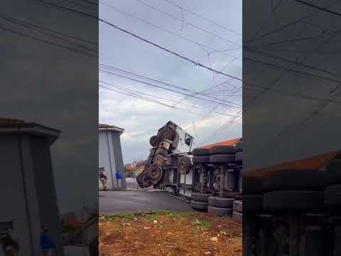 Carreta não conseguiu subir morro e fez um belo estrago em Cambuí,Sul de Minas.