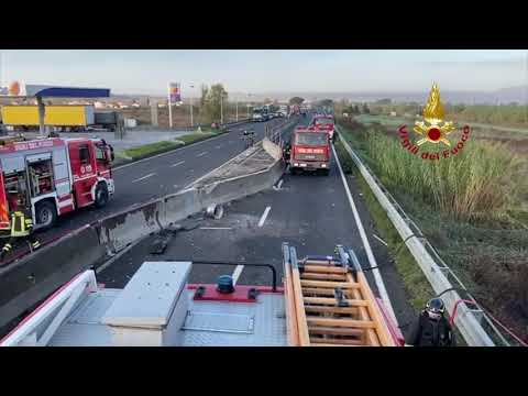 Cisterna trasportante combustibile in fiamme sulla FI-PI-LI