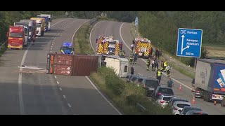 Gefahrgut - LKW durchbricht Leitplanken auf der A40