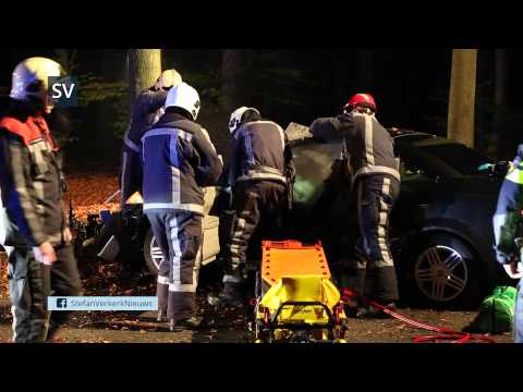 Bestuurder gewond bij ongeval auto tegen boom Nieuwe Zuidweg Heerde - ©StefanVerkerk.nl