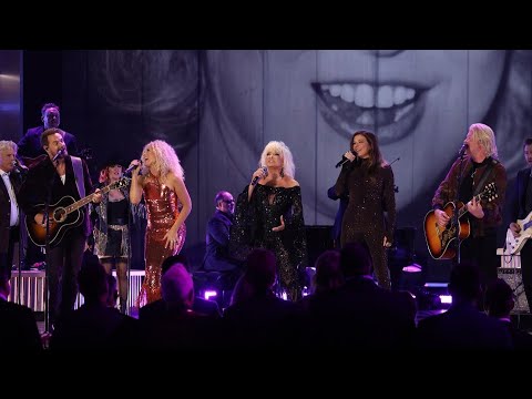 Tanya Tucker and Little Big Town Perform 