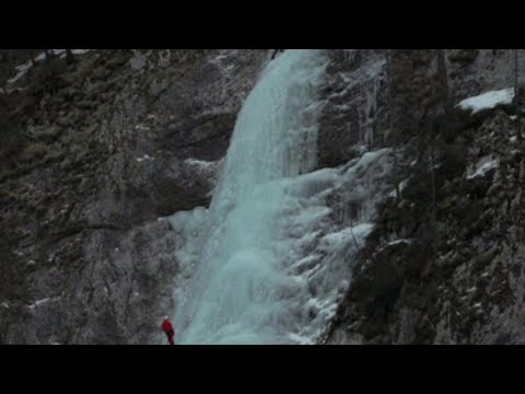 Dolomiti, l'esercitazione del soccorso alpino sulla cascata di ghiaccio