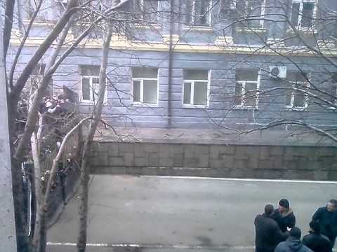 Donezk: Der Durchbruch der Demonstranten [Video aus YouTube]