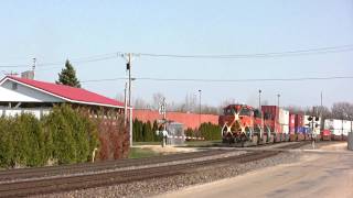 preview picture of video 'BNSF 1068 West in Savanna, Illinois on 4-11-09'