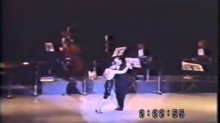 Miguel Ángel Zotto y Milena Plebs bailan en la Sala Miguel Covarrubias de la UNAM