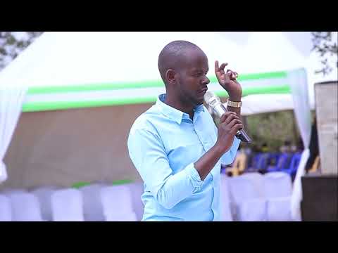 MC ALLAN MWESIGYE AYANJWIRE EMIKOLO NKA MAKUMYANA OMUKWEZI OKWAMUNANA OMULI BULEMEEZI NGOMA.