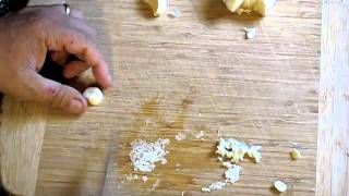 Best Way To Crush Garlic! NO Salt, NO Blender, NO Gadgets!