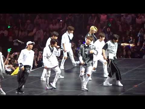 KCON NY 2018 Day 1 - Stray Kids - District 9 + Random play