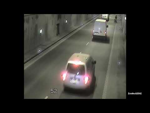 Rowerzysta z dzieckiem w  wjechał do tunelu.