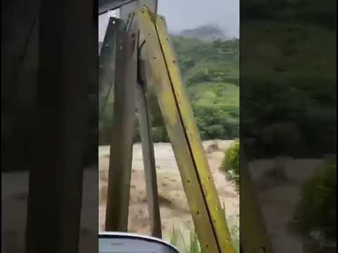 Río crecido arrasa parte de una carretera en Norte de Santander #viral #noticias #emergencia #shorts