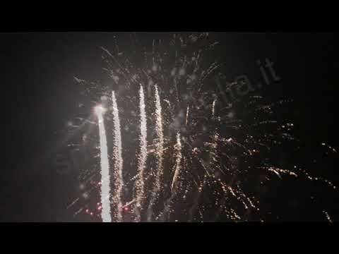 Fuochi d'artificio con musica per eventi