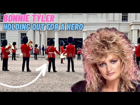 Crowd go crazy for Royal musicians! (DRUMMER SHOWS OFF)