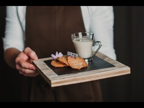 Sellerie-Cappuccino mit gebackenen Apfel-Topfenraviolo