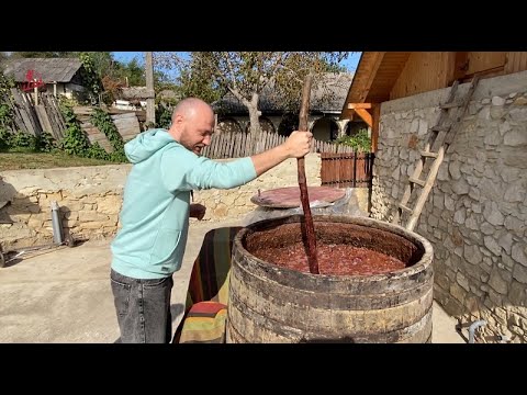 Facem popas la pensiunea "Trei Fântâni" din Călărași. Specialitatea casei: supă din dovleac și țuica