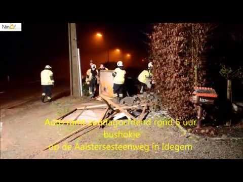 Auto ramt bushokje op de Aalstersesteenweg in Idegem.