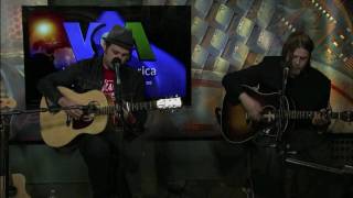 Greg Laswell Performs &quot;Lie to Me&quot; at VOA&#39;s Studios