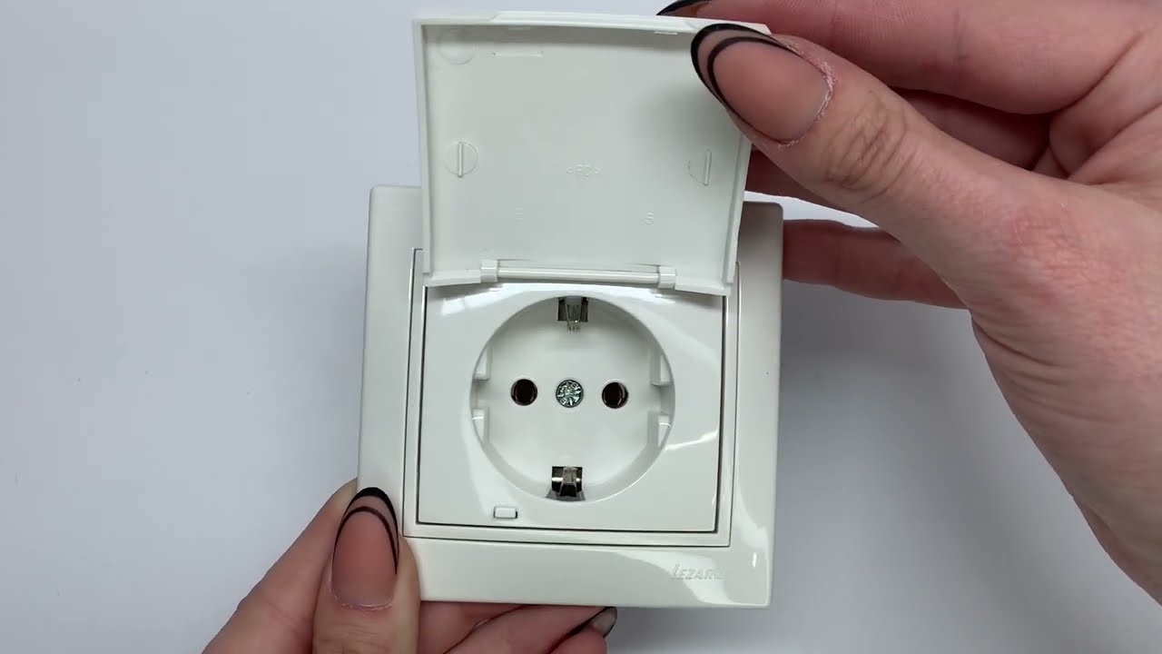 Розетка одинарная с/з с крышкой LEZARD Mira белая 701-0202-123B