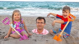 Download lagu Diana and Roma play with Dad on the Beach... mp3