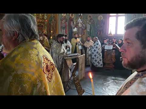 Durere fără margini… un tată își conduce copilul pe ultimul drum😔