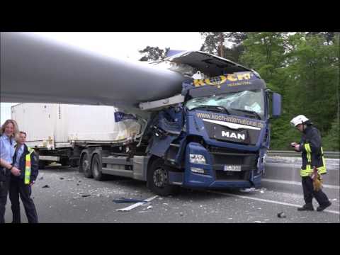 Dramatischer Unfall: Windradflügel durchbohrt Lkw bei Bielefeld