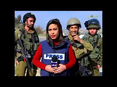 IDF soldiers photobomb a Palestinian reporter near Ramallah
