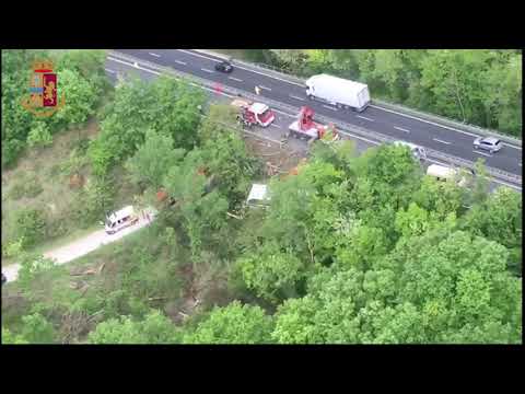 Bus a due piani finisce nella scarpata a Siena