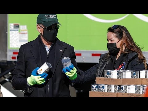 バイデンは、MLKの日をマークするために食品銀行でボランティアをしています。 (Biden volunteers at food bank to mark MLK day)