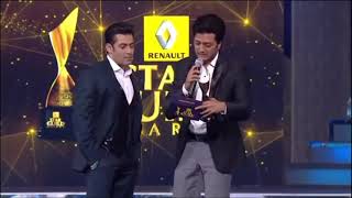 Download lagu Arijit Singh Receiving Award from Salman Khan for Tum Hi Ho. mp3 Download lagu Arijit Singh Receiving Award from Salman Khan for Tum Hi Ho. mp3