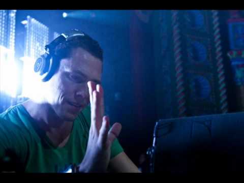 Tiesto, Marc Knight & Dino vs. Chuckie & Gregor Salto- Beautiful World in Vegas (Ce||i Bootleg)