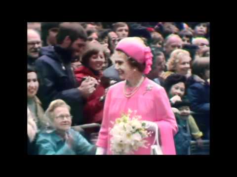 download lagu mp3 mp4 Dreaming Of The Queen, download lagu Dreaming Of The Queen gratis, unduh video klip Dreaming Of The Queen