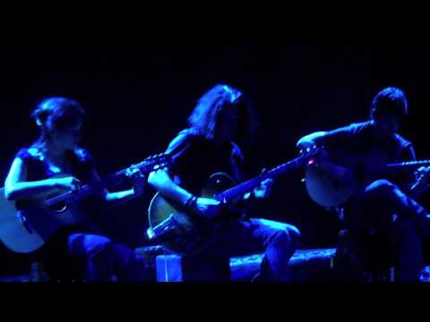 Rodrigo y Gabriela & The Alex Skolnick trio live at Shepherds bus