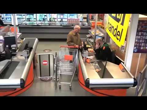 [2017] Verborgen camera SUPER asociale kassière maakt klanten belachelijk. [HILARISCH]