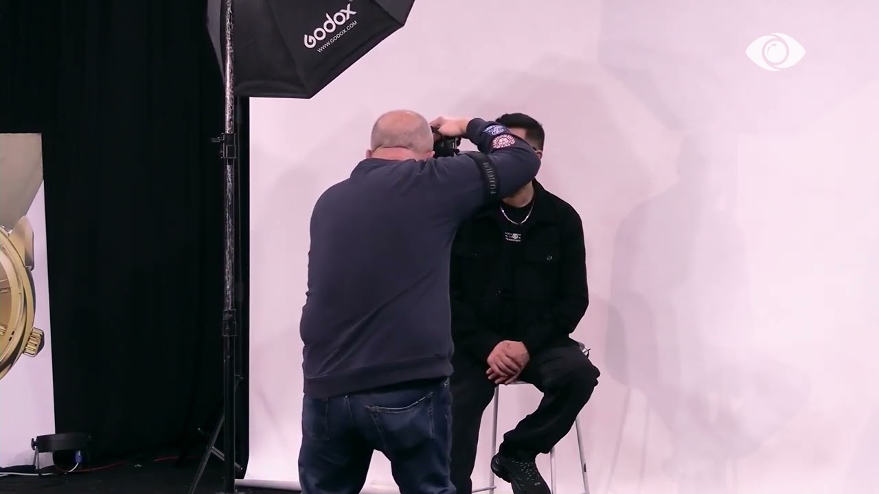 Miri pozon me syzet e Enzo Attini-t