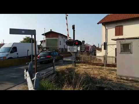 Passaggio a livello con semibarriere di Strada Lomellina a Mortara (PV)