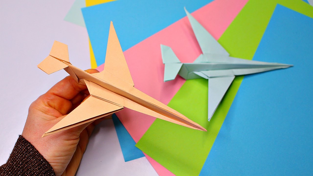 Мой бумажный самолет отправляется в полет. Бумажный самолетик. Самолётик из бумаги. Самолет из оригами. Самолет и хз бумаги.