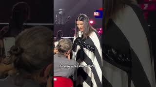 Laura Pausini ferma il concerto per &quot;rimproverare&quot; uno spettatore distratto al cellulare