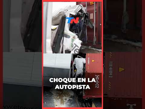 IMPACTANTE CHOQUE EN BARRACAS: Cuando un hombre frenó en la autopista para ayudar a una pareja