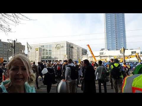 #Eskalation #Demozug durchläuft  #Polizeiabsperrung / Berlin / 12:30 / 25.10.2020