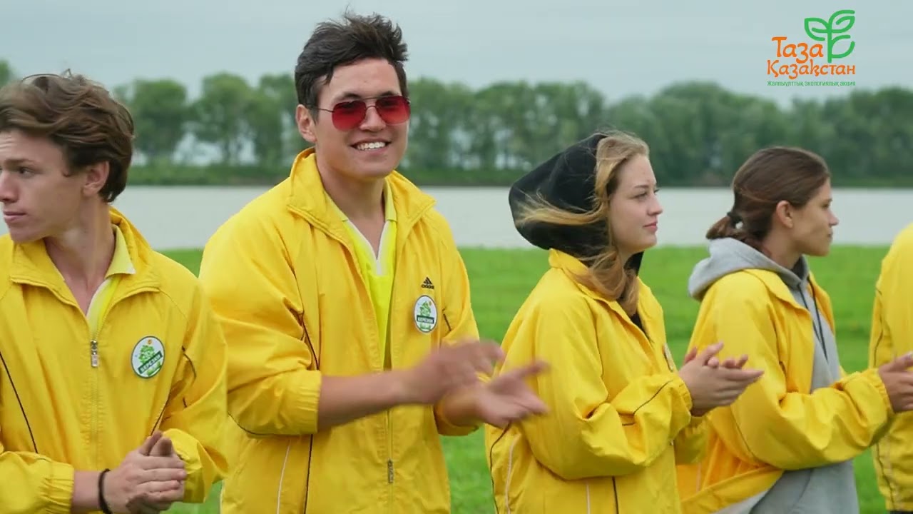 В Железинском районе берег Иртыша час очищали от следов туристов