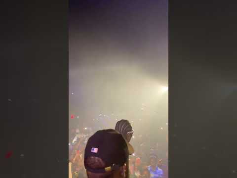 Rapper Wey get fans.    Blaqbonez turning fans up in Calabar