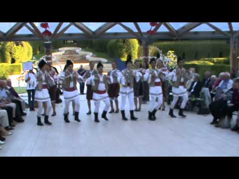 Obicei traditional de iarna din Moldova - Ansamblul Folcloric Doinita