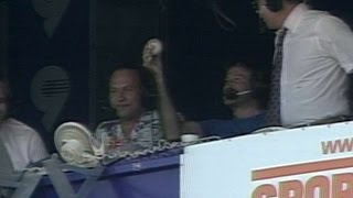 Robin Williams gets foul ball