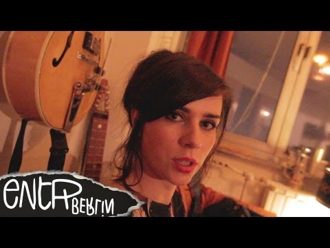 Band Prag - Nora Tschirner // One Minute With