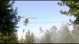 preview picture of video 'Incêndio em canedo- helicóptero molha as pessoas'