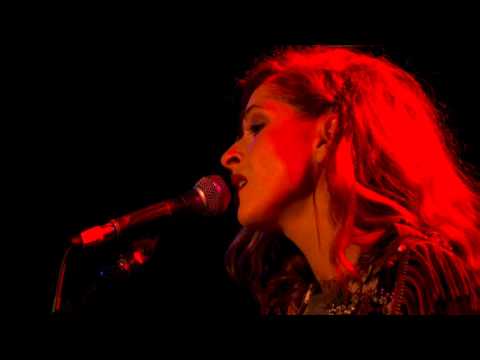 Zrinka Cvitešić sings "Sto te nema" (Ending)