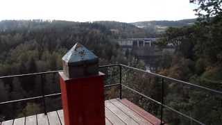 preview picture of video 'Kružberk , Kružberské cvičné skály , pohled z dřevěné vyhlídky na vrcholu'